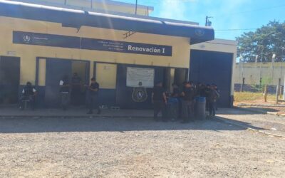 Violento motín en cárceles del país deja incendio y guardias penitenciarios retenidos.