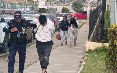 Capturan a dos personas en la zona 10 de Quetzaltenango; uno tenía orden por asesinato y otra portaba presunta droga