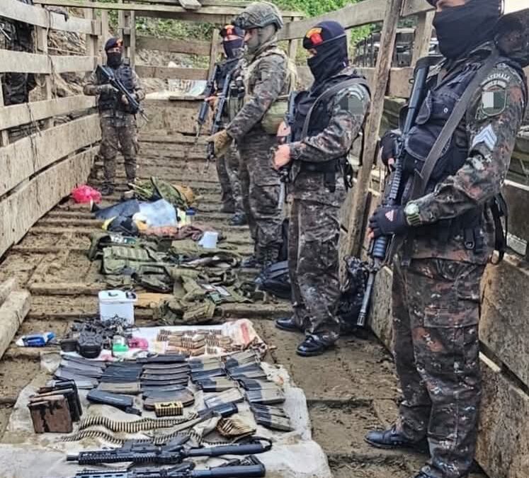 Operativo interinstitucional en Petén deja cinco capturados, armas incautadas y erradicación de plantación de marihuana.