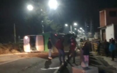 Camión que transportaba aves de corral vuelca en Chiquilajá, zona 6 de Xela