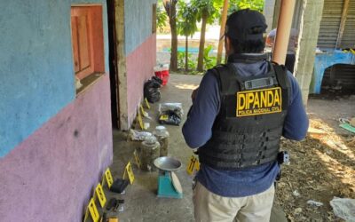 Hallan armas y droga durante allanamiento en Escuintla