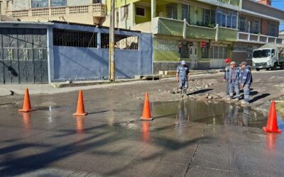 EMAX trabaja en red de agua potable en la 19 avenida, zona 3 de Xela, donde hoy cayó un vehículo