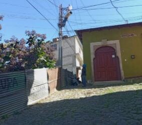 EEMQ repara y cambia lámparas públicas en Quetzaltenango