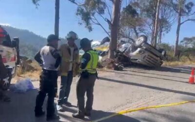 Bus vuelca en la ruta RN-17 en Salamá: reportan un fallecido y más de 20 heridos