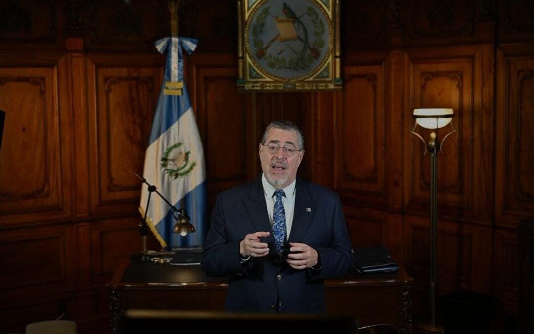 Presidente de Guatemala llama a defender la democracia