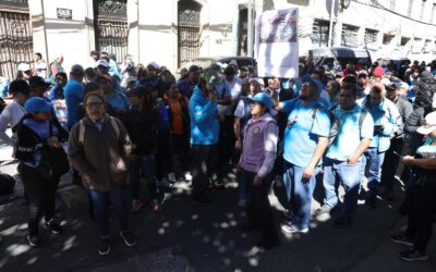 Jubilados del IGSS protestan durante presentación del segundo informe de gobierno de Bernardo Arévalo