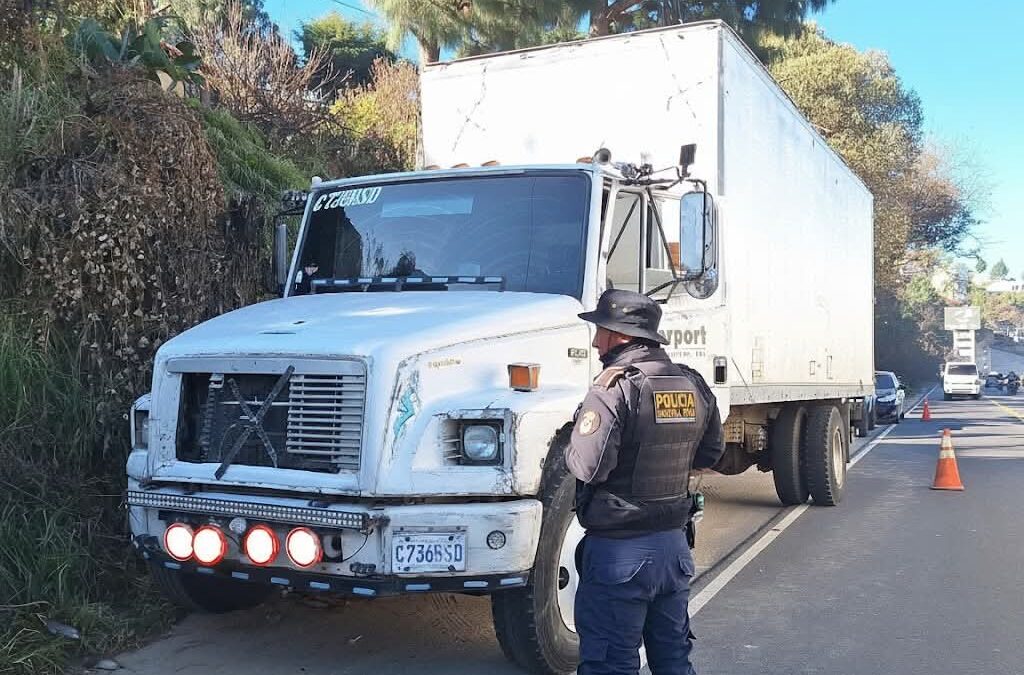 Recuperan camión con reporte de robo en la ruta Cito Zarco