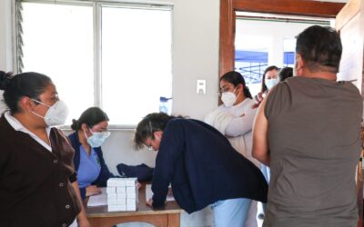 Vacunan a personal de hospital en Quetzaltenango