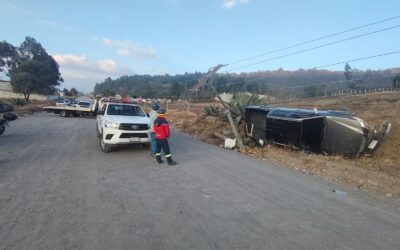 Vehículo daña poste que transporta electricidad en cantón de Quetzaltenango