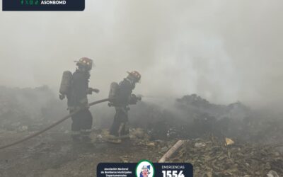 Bomberos continúan labores para controlar incendio en Basurero Municipal de Coatepeque