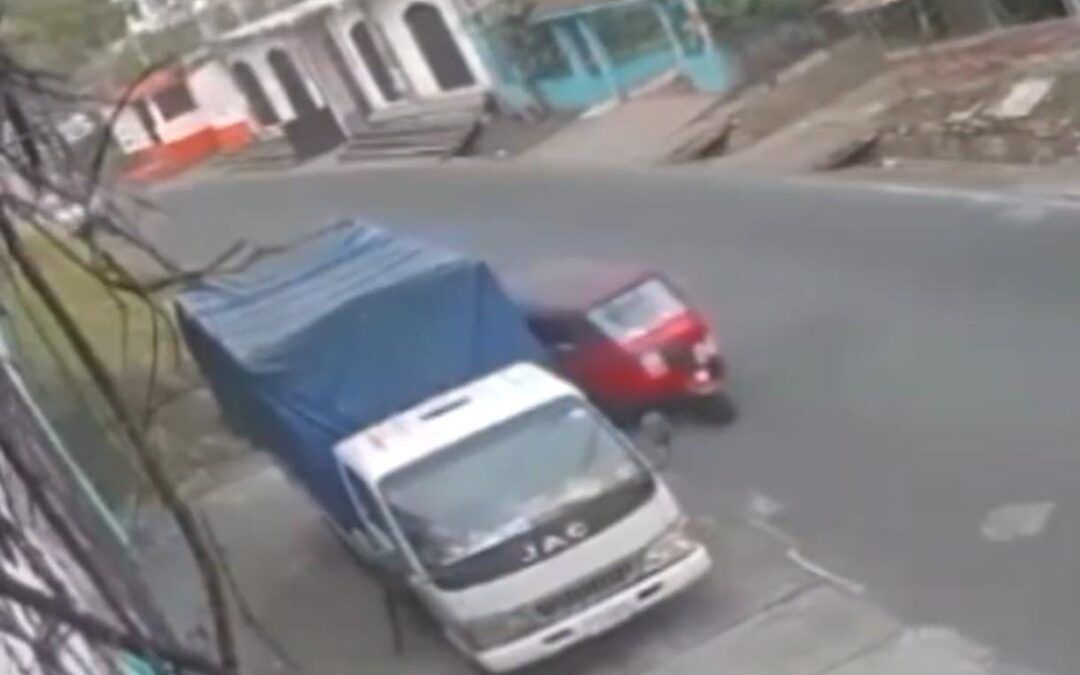 Piloto de mototaxi hace viraje brusco y provoca accidente