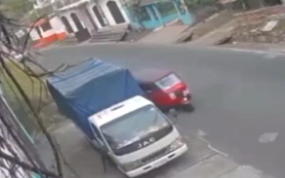 Piloto de mototaxi hace viraje brusco y provoca accidente