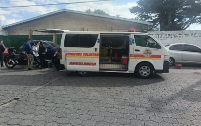 Motorista colisiona en la parte trasera de microbús