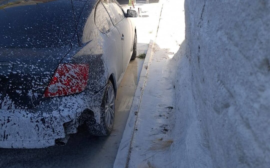 Denuncian que aplican cal en pared y dañan vehículos