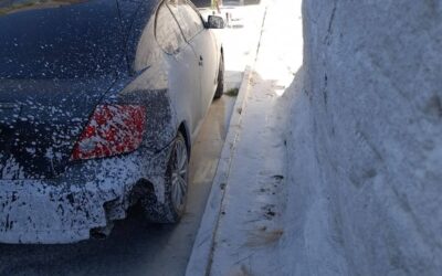 Denuncian que aplican cal en pared y dañan vehículos