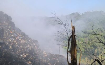 Siniestro controlado en un 65%: Continúan labores para controlar incendio en vertedero de Coatepeque