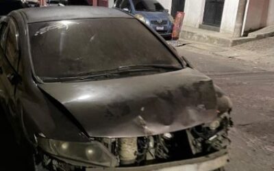 Vecinos piden a PNC y PMTQ retirar vehículo que tiene más de dos semanas abandonado