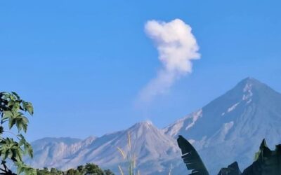 Volcán Santiaguito mantiene desgasificación que alcanza hasta los 600 metros sobre el cráter