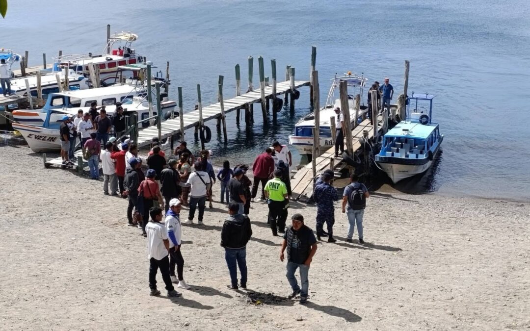 Vuelco de embarcación en el lago de Atitlán deja un fallecido y una persona desaparecida