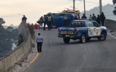 Vehículo vuelca en paso a desnivel de Salcajá y deja una persona herida