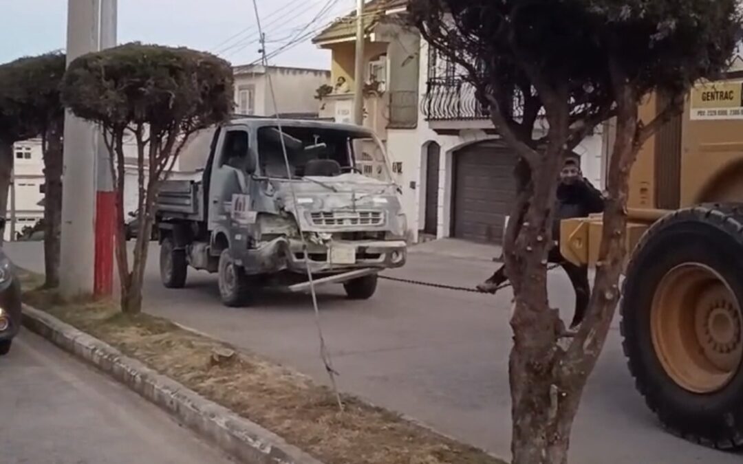 Camión volcado en bulevar hacia Nueva Ciudad de Los Altos es retirado del lugar