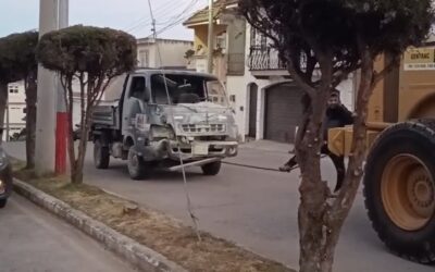 Camión volcado en bulevar hacia Nueva Ciudad de Los Altos es retirado del lugar