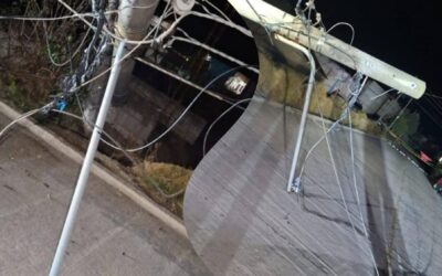 Camión colisiona contra poste y conductor huye en Llanos del Pinal