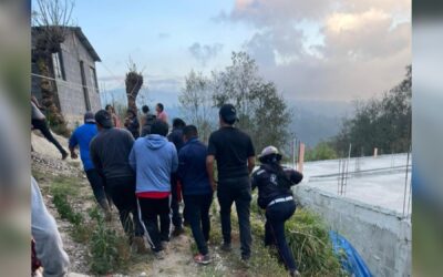 Rescatan con vida a dos trabajadores soterrados en San José Chacayá, Sololá