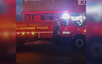 Explosión provoca incendio en restaurante de comida rápida en Mazatenango