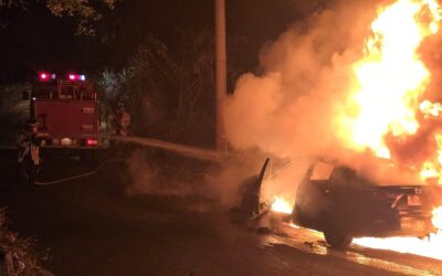 Vehículo es consumido por incendio en San Pedro La Laguna, Sololá