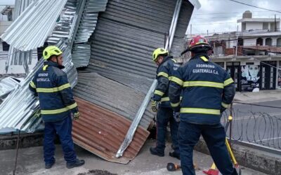 Vientos provocan desprendimiento de techo en vivienda