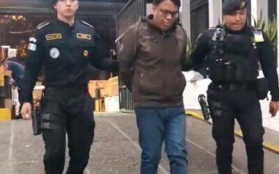 Extranjeros detenidos con documentos falsos en el Aeropuerto La Aurora.