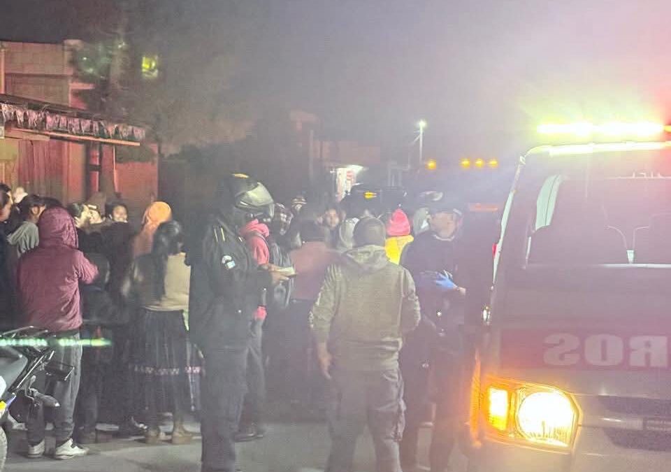 Accidente de tránsito deja dos peatones heridos en Quetzaltenango.