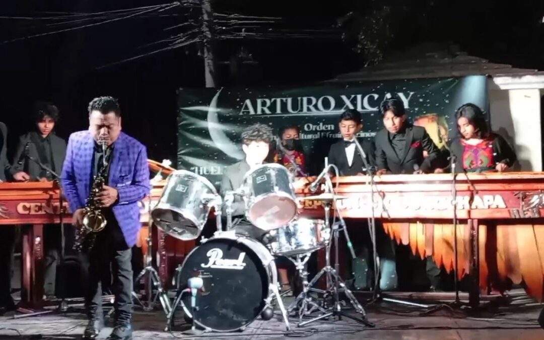 Arturo Xicay inmortaliza su legado en la «Calle de los Artistas» de Quetzaltenango.