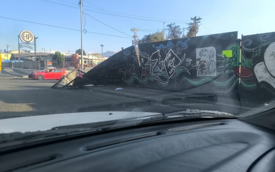 Estructura metálica es desplazada por el viento y pone en riesgo a peatones en la zona 1 de Xela