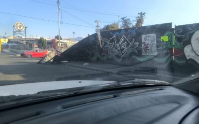 Estructura metálica es desplazada por el viento y pone en riesgo a peatones en la zona 1 de Xela