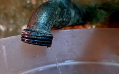 Denuncian deficiencias en el servicio de agua potable en el Centro Histórico de Xela.