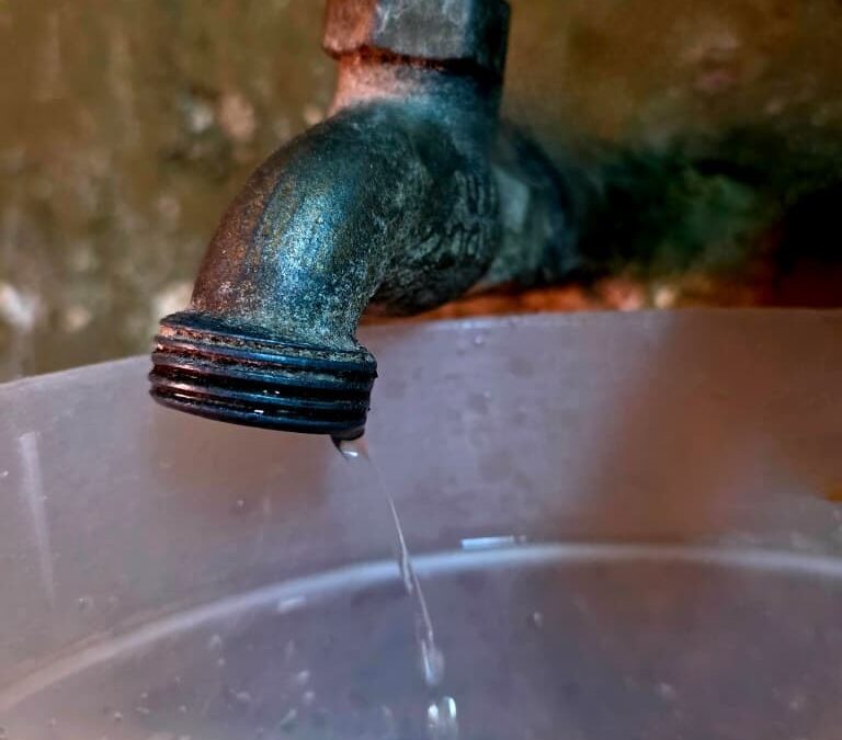 Denuncian deficiencias en el servicio de agua potable en el Centro Histórico de Xela.
