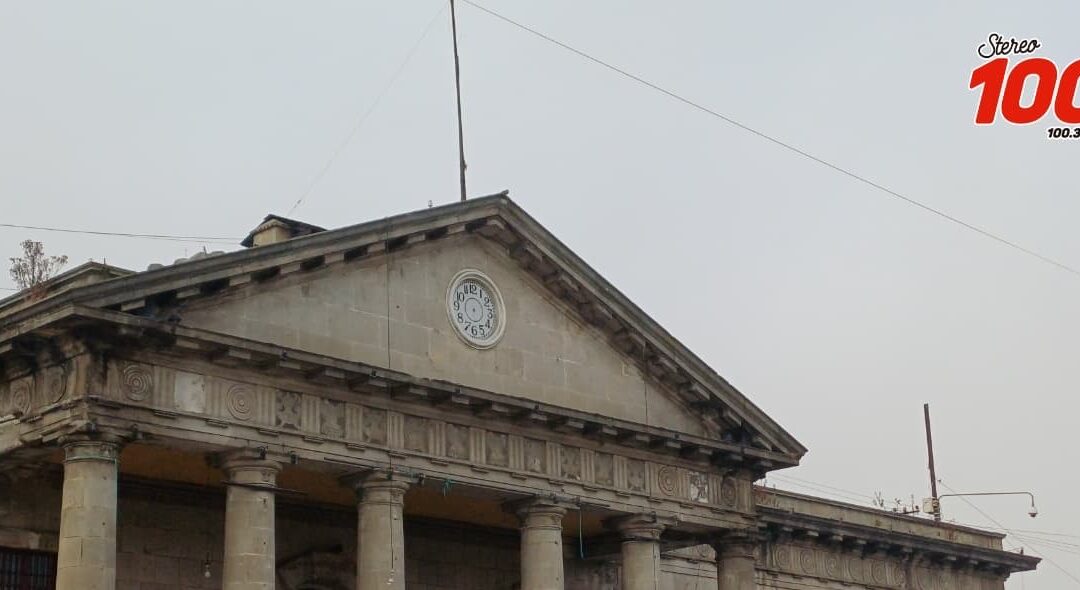 Dan mantenimiento al histórico reloj de la Casa de la Cultura de Occidente