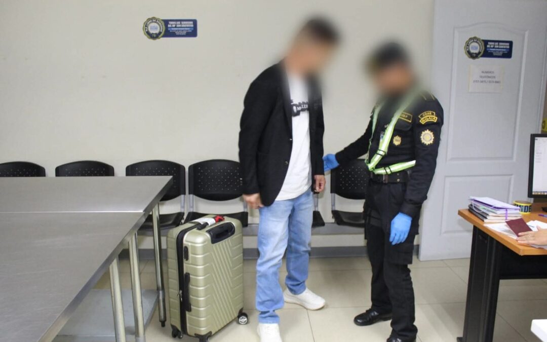 Arrestan a hombre en aeropuerto de Guatemala por transportar jade