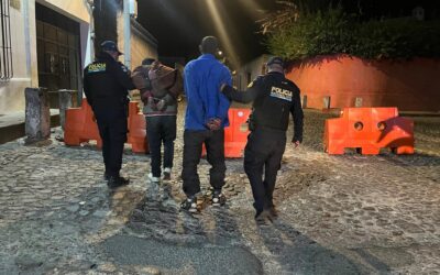 Arrestan en Antigua Guatemala a presuntos saqueadores de vehículos