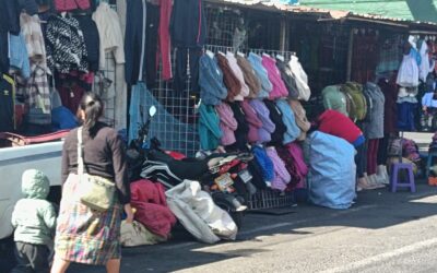 Comerciantes piden el retiro de venta que ocupa espacio de parqueo