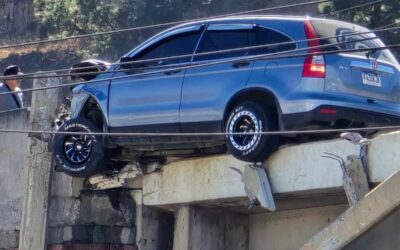Vehículo se empotra en paso a desnivel en el ingreso a Salcajá, Quetzaltenango