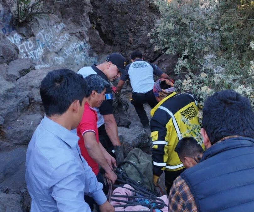 Bomberos Voluntarios rescatan a mujer tras caída en el cerro La Muela en Quetzaltenango
