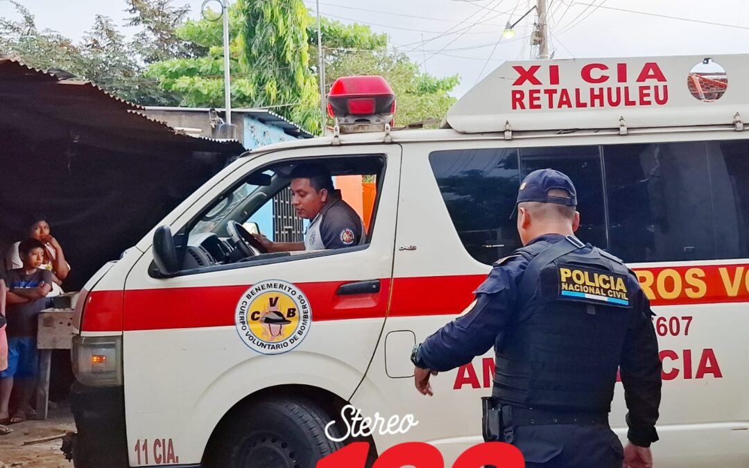 Bomberos Voluntarios atienden a hombre quien fue agredido por su hermano