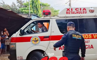Bomberos Voluntarios atienden a hombre quien fue agredido por su hermano