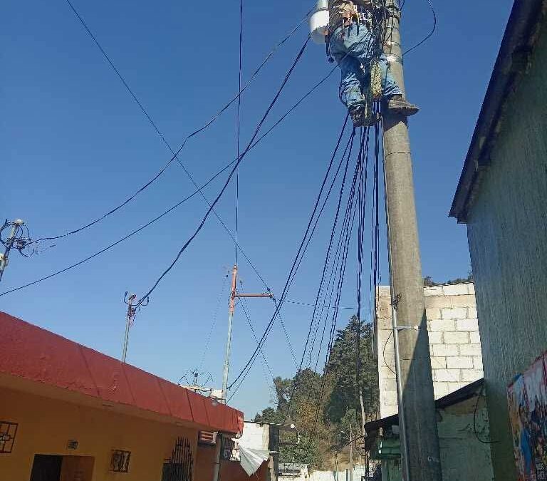 Técnicos trabajan en el mejoramiento de iluminación