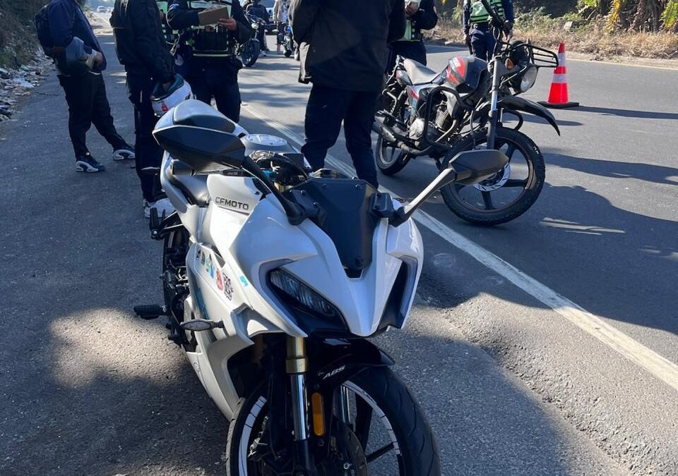 Tránsito de la PNC acciona contra motoristas en la ruta Interamericana por carreras ilegales