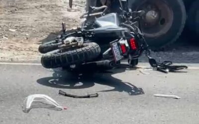 Choque de motocicletas deja dos heridos graves