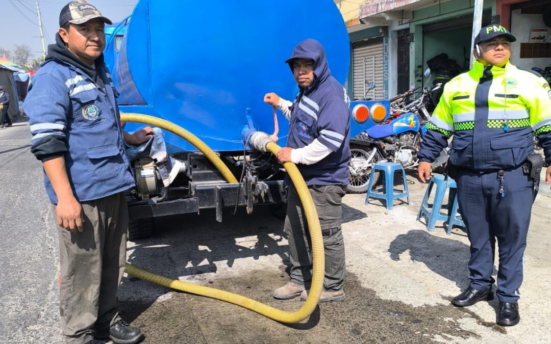 EMAX instala cisterna en El Calvario, zona 1 de Quetzaltenango, por el Primer Viernes de Cuaresma